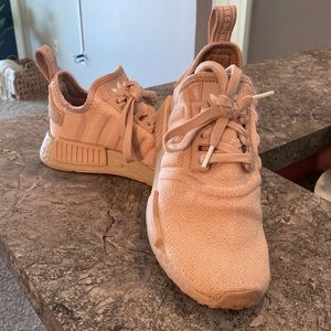 Womens Adidas NMD R1, color Ash